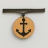 Wundervoller Boho Holz Anhänger – Handgefertigt & individuell personalisierbar 1 Runder Boho Holz Anhänger mit Ankersymbol und dunkelbrauner Kordel