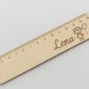 Wunderbar graviertes Lineal 15 cm – personalisiert mit Namen, Logo & optionalem Farbdruck 2 Graviertes Lineal 15 cm aus Holz, individuell personalisiert mit Namen, Logo oder Farbdruck.