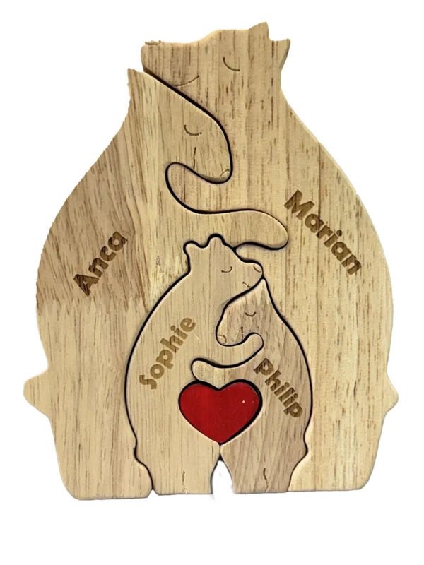 Familien-Holzpuzzle als Bärenfamilie mit rotem Herz in der Mitte.