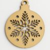 Einzigartige personalisierte Weihnachtsbaumkugeln mit Lasergravur – Dein exklusives Geschenk zur Weihnachtszeit 2 Einzigartige Weihnachtsbaumkugeln aus Holz mit filigranem Schneeflockenmotiv und ausgestanztem Design, dekorativ vor hellem Hintergrund.