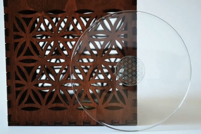 Duftlampe aus Holz mit gravierter Glasschale – Motiv Blume des Lebens