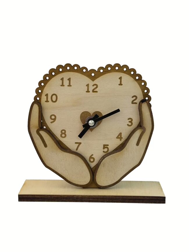 Romantische Holzuhr im Herz-Design 