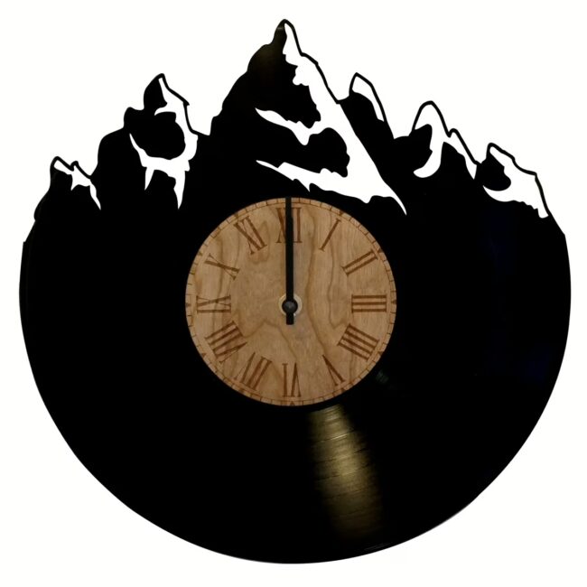 Wanduhr mit Gebirgsmotiv aus Vinyl-Schallplatte mit Lasergravur.