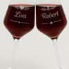 persönliches lasergraviertes Glas – individuell und einzigartig 2 ="Personalisierte Weingläser mit Gravur der Namen in einem feinen Kreis mit Weinblatt-Motiv, vor hellem Hintergrund